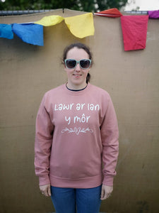 Lawr Ar Lan Y Môr Sweatshirt