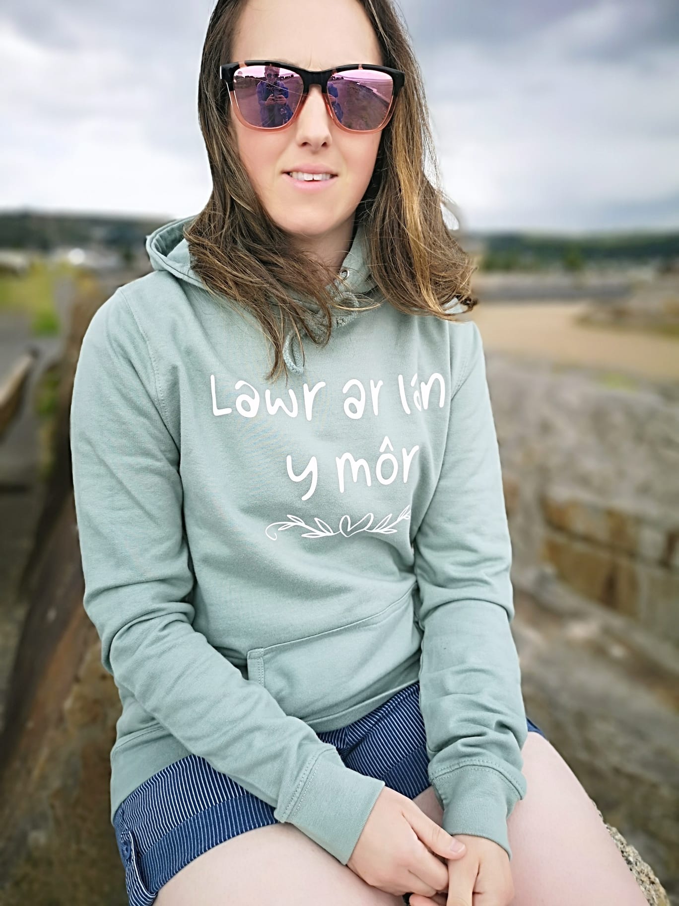 Ladies Lawr Ar Lan Y Môr Hoodie