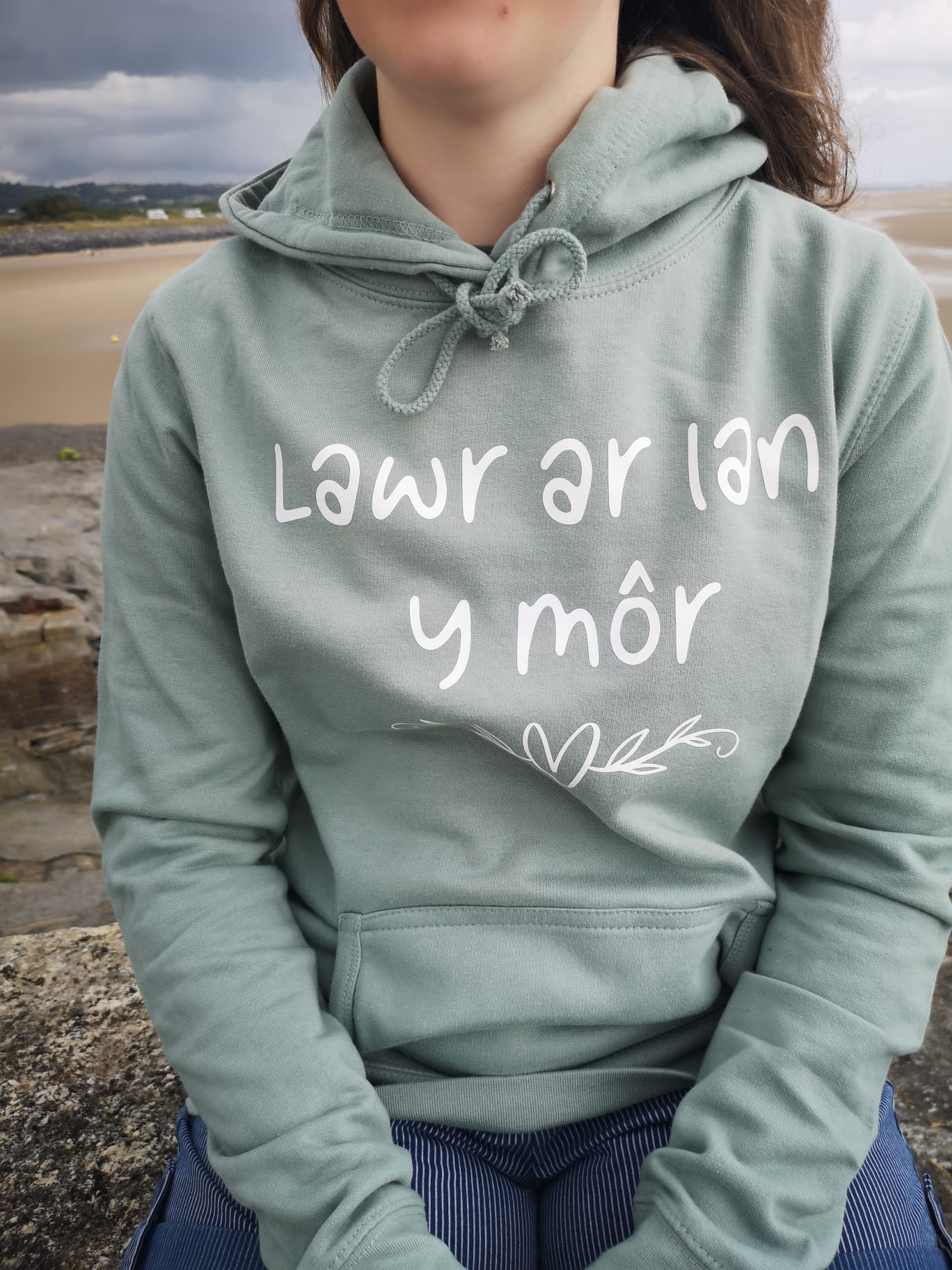 Ladies Lawr Ar Lan Y Môr Hoodie