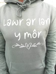 Ladies Lawr Ar Lan Y Môr Hoodie